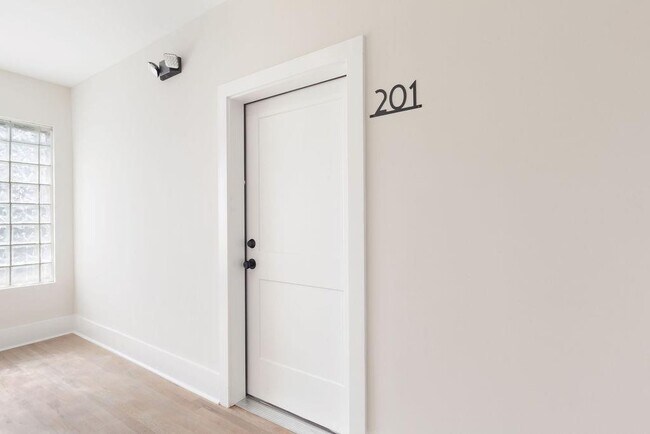 Foto del edificio - 504 Boulevard NE