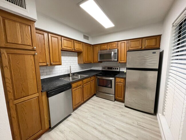 Foto del edificio - fireplace and all appliances close to ever...