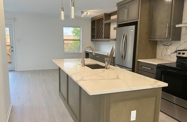 Foto del edificio - 14401 Misty Meadow Ln