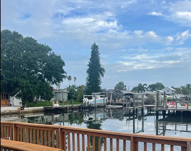 Foto del edificio - 8771 Bay Pointe Dr
