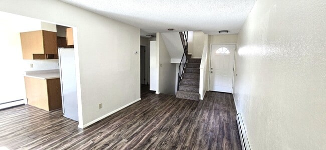 Building Photo - 3 Bedrooms, 2.5 Bathrooms, 1 Car Garage To...