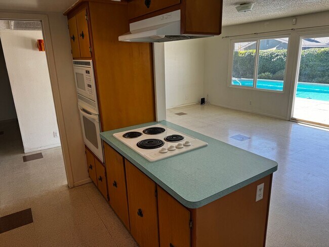 Foto del edificio - Mid-Century Home with Pool – Heart of Vegas