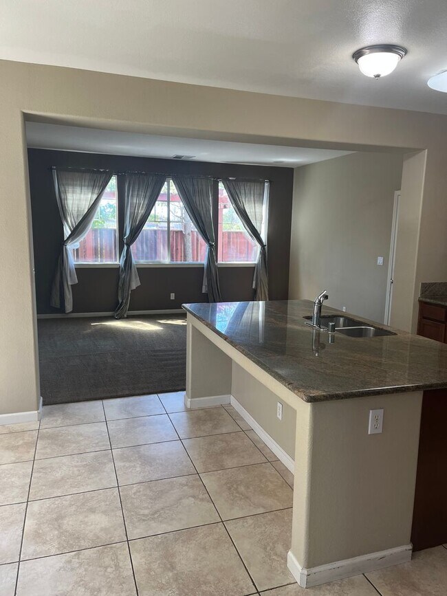 Foto del edificio - 3 bedroom 3 bathroom with bonus room in No...