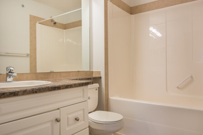 Photo du bâtiment - 7331-7331 South Terwillegar Dr NW