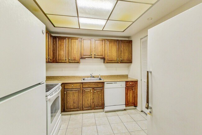Building Photo - Bright and Sunny 2 bedroom, 2 bath unit wi...