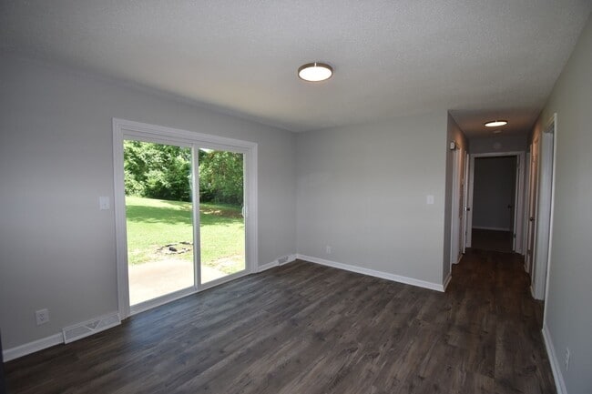 Foto del edificio - Renovate Dog Friendly Home For Rent Near Cunningham Lane!
