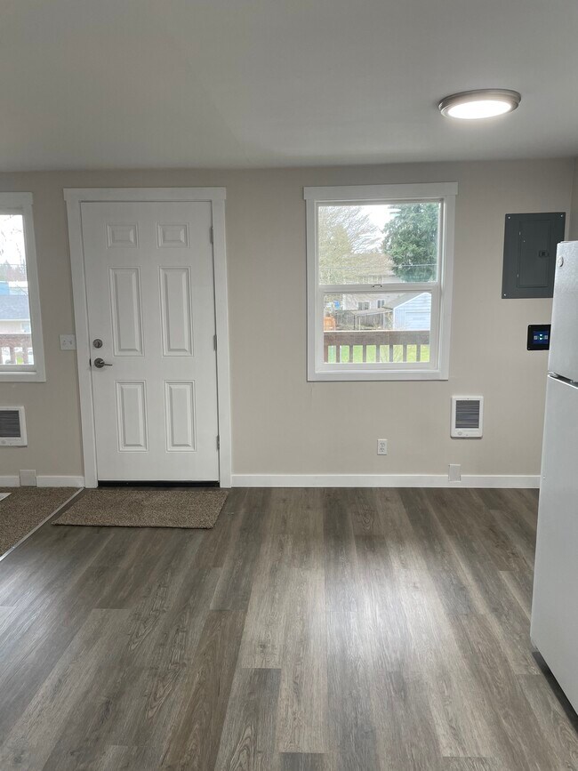 Cocina comedor con luz natural - 1205 Cora St SE