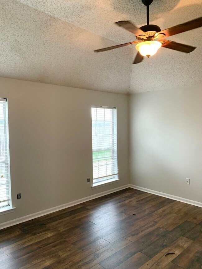 Building Photo - Fairwood Estates - easy access to I-12
