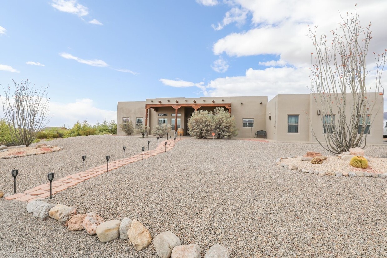 Foto principal - Stunning 4 Bedroom Home with Acreage