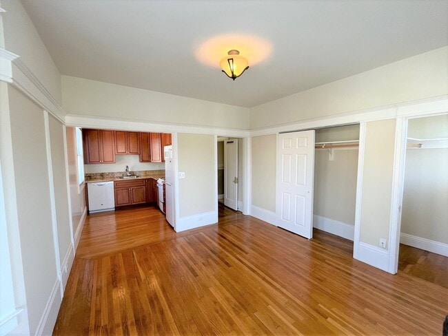 Building Photo - GORGEOUS, MUST SEE TOP FLOOR LOWER PAC HEIGHTS STUDIO!!!