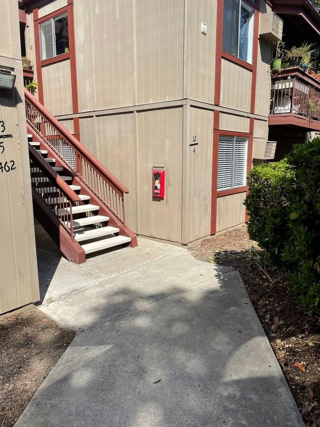 Building Photo - Bright and Charming 3 Bedroom 2 Bath Condo with Patio and A/C!