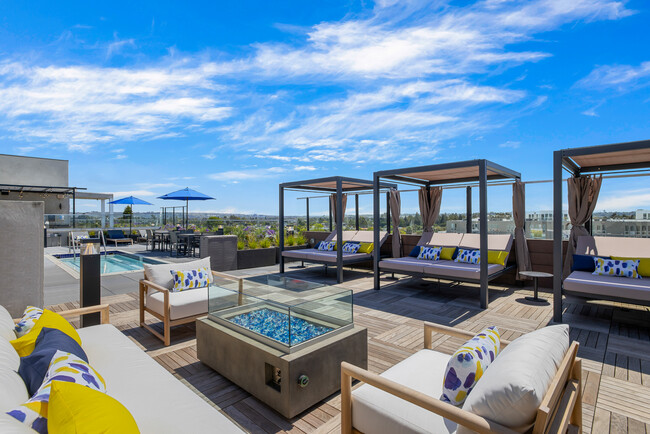 Rooftop Cabanas & Fire Pit - R3 by CLG