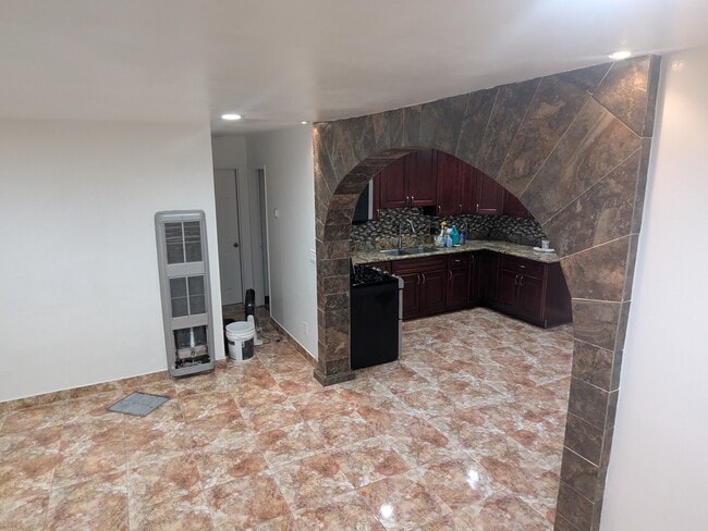 Building Photo - 2405 Skyline Dr