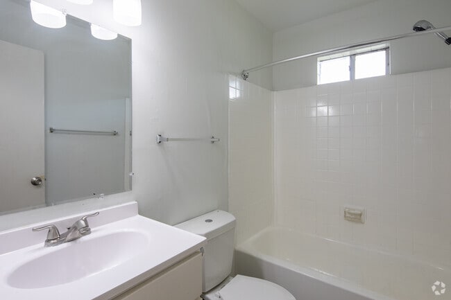 Studio, 1BA - 500SF - Bathroom - French Quarter Apartments
