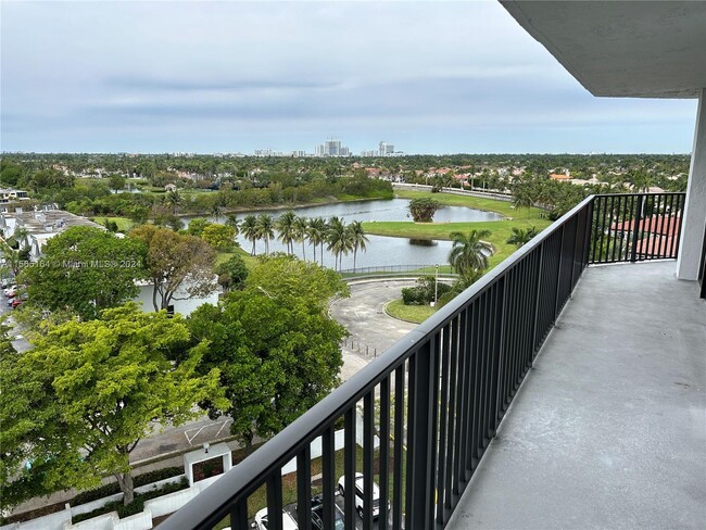 Foto del edificio - 1000 Parkview Dr