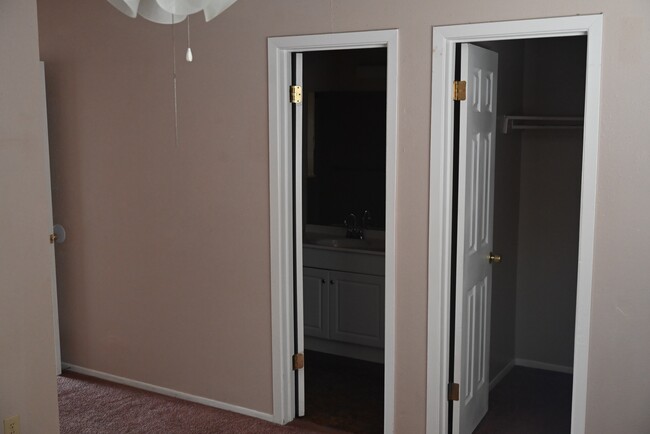 En suite from master and walk-in closet - 4031 Sunrise Bluff Dr