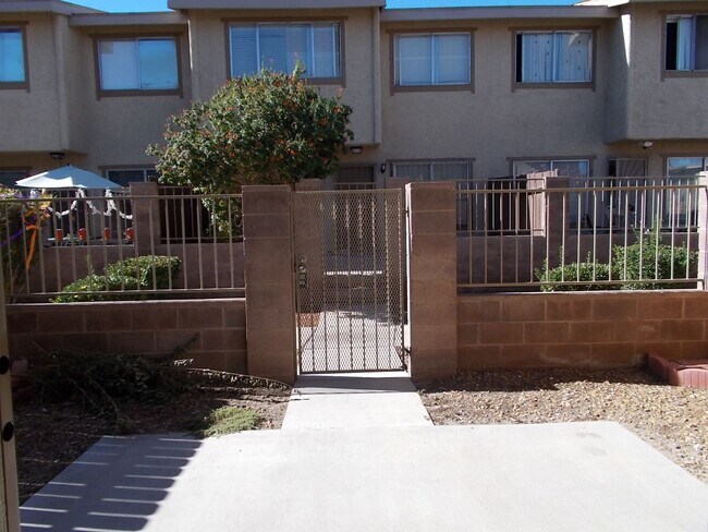 Foto del edificio - Charming Two-Story Townhome with 2 Bedrooms & 2 Bathrooms