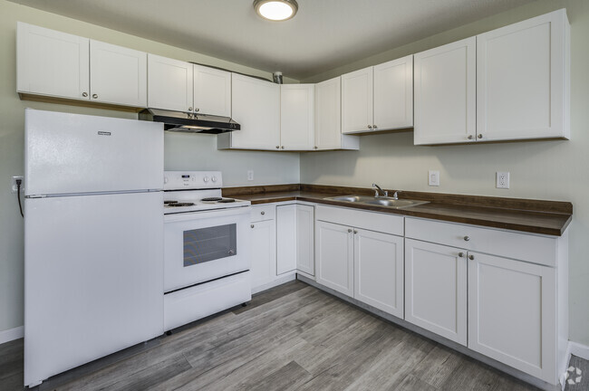 https://images1.apartments.com/i2/FzY0naQAYm3RjMzkYMTgRYQM7l-zQHUPGWQif61Nnck/117/sutter-street-apartments-red-bluff-ca-interior-photo.jpg?p=1