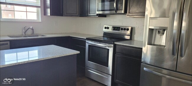 Building Photo - 570 Freedom Dr