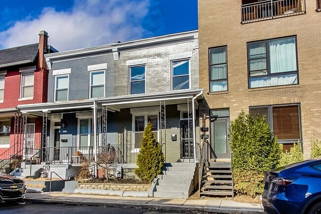 Building Photo - Spacious 3bd/2.5 bath updated townhome in ...