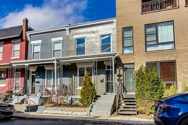 Foto del edificio - Spacious 3bd/2.5 bath updated townhome in ...