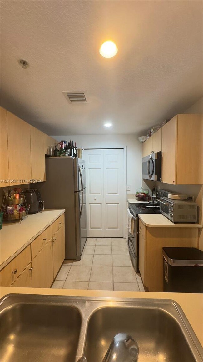 Foto del edificio - 6360 NW 114th Ave