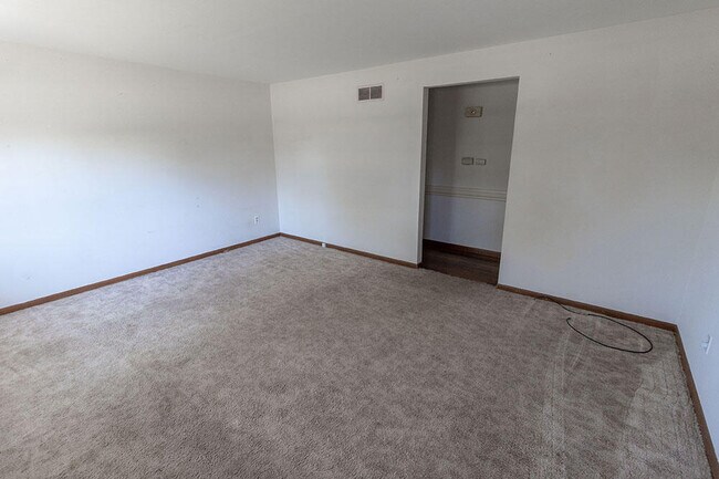 Foto del edificio - 2705 W Rollins Rd