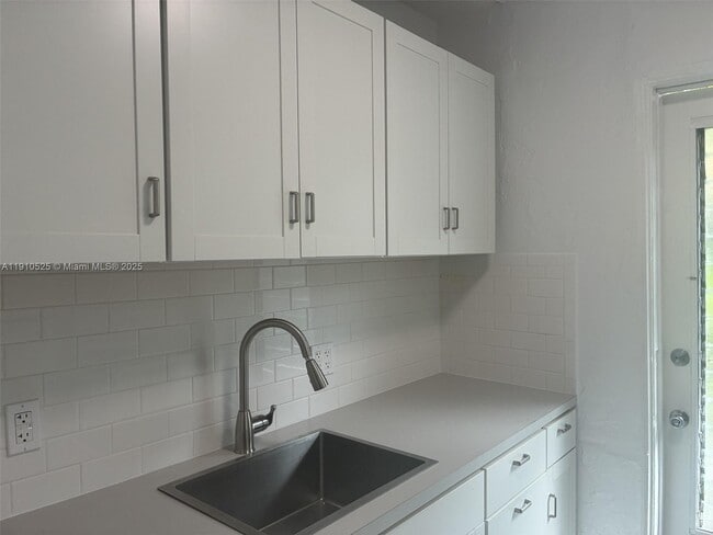 Building Photo - 334 25th St