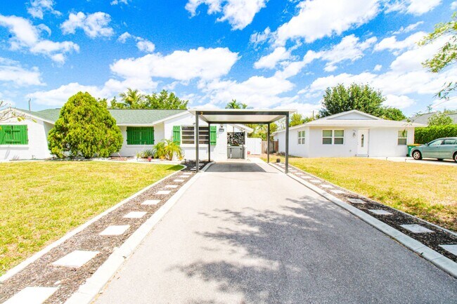 Foto del edificio - ** UNFURNISHED ANNUAL** CUTE REMODELED DUP...