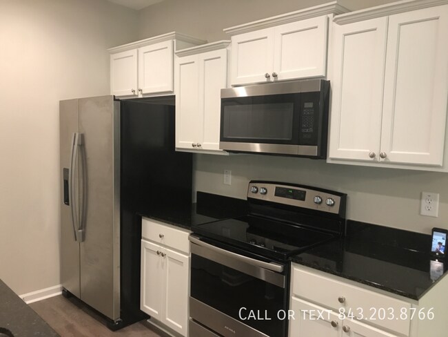 Building Photo - Available Townhouse in Lakeview Commons!
