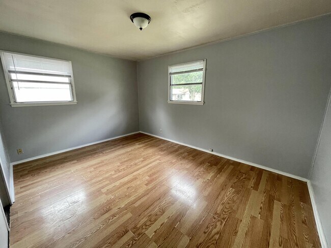 Building Photo - 904 Oakley Ave