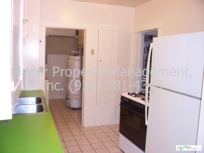 Building Photo - Cute Duplex w/Fireplace, Frig, W&amp;D