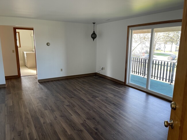 Living room with balcony - 28 King St