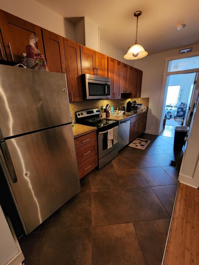 Foto del edificio - Modern 3 bedroom WITH PRIVATE DECK - 8/1! ...