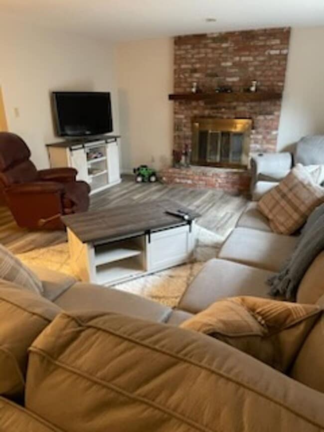 Foto del edificio - Large 4BR 3BTH 2car attached garage 1/2 du...