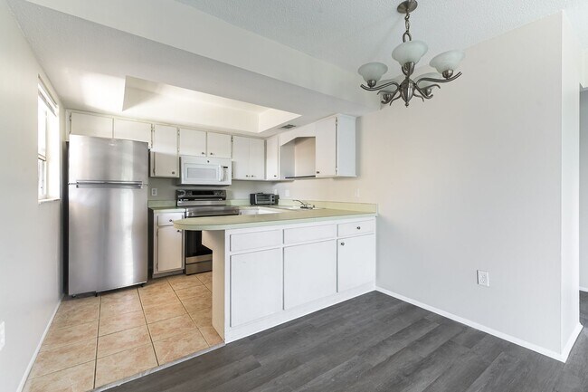 Building Photo - 2 Bed 2 Bath Condo - Close to Beach & Airport