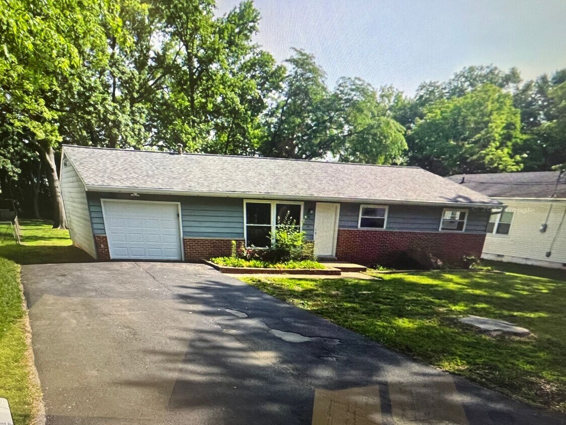 Primary Photo - Updated # Bedroom House in Fenton
