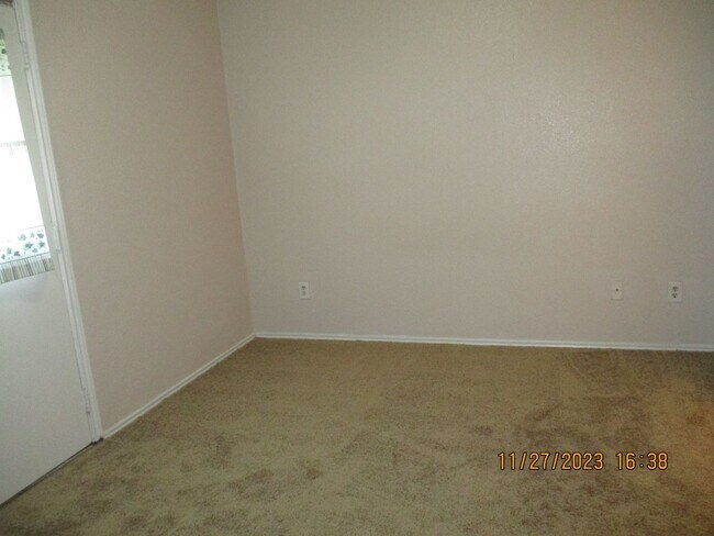 Building Photo - 1209 Avondale Ct #A