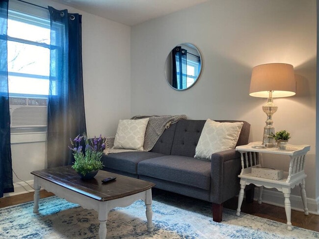 Building Photo - 905 Hill St