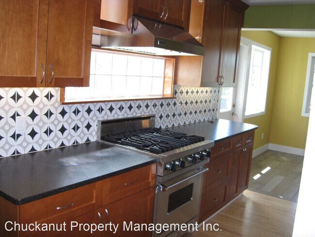 Building Photo - 3 br, 2.5 bath House - 2705 W. Maryland St.