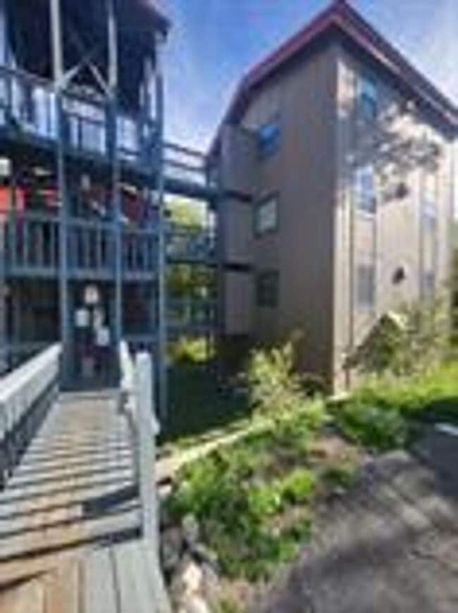 Foto del edificio - BEST DEAL IN SUMMIT !  Sunlight from all sides of the building!  Balcony! In unit washer dryer! B...