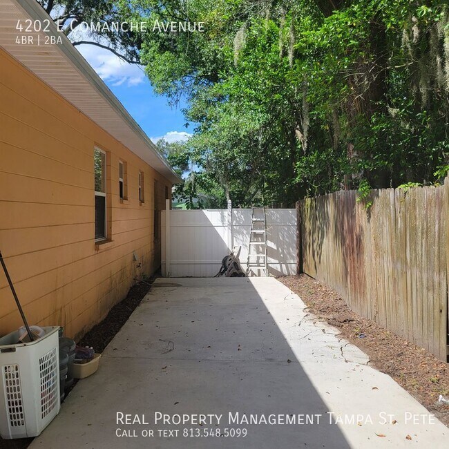 Building Photo - NICELY UPDATED TAMPA HOME