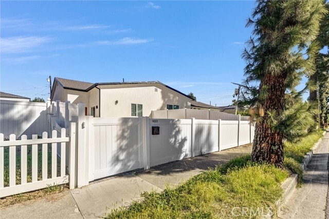 Building Photo - 18223 Chatsworth St