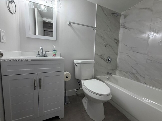 Foto del edificio - 1360 W 41st St