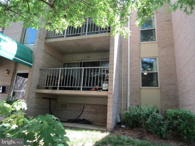 Building Photo - 6 Canterbury Square