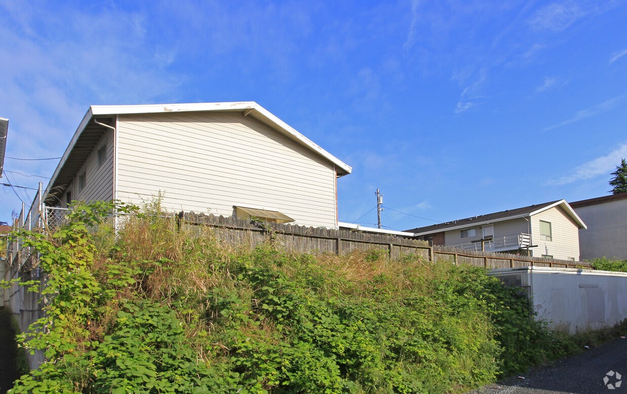 Building Photo - 4813-4819 Vesper Dr