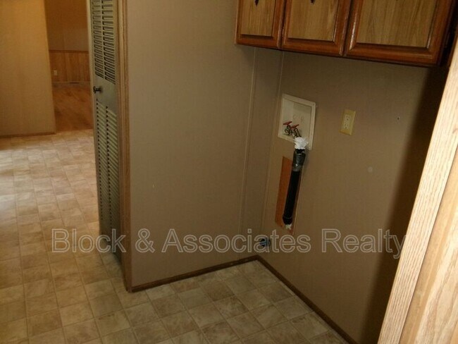 Foto del edificio - 6991 Spencer-Dixon Rd