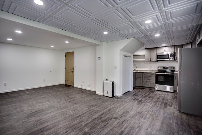 Building Photo - 308 E Mary St