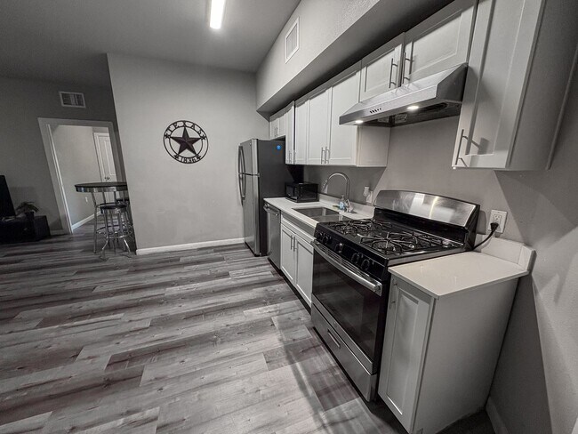 Foto del edificio - Furnished Room in West Campus – Walk to UT