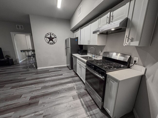 Building Photo - Furnished Room in West Campus – Walk to UT